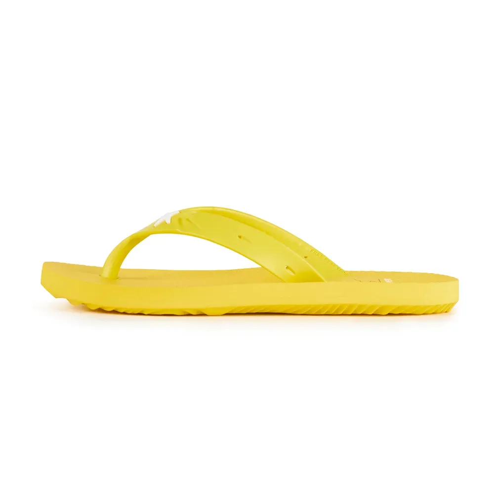 Perfil lateral do chinelo Kenner amarelo neon mostrando sola plana e acabamento da tira em V
